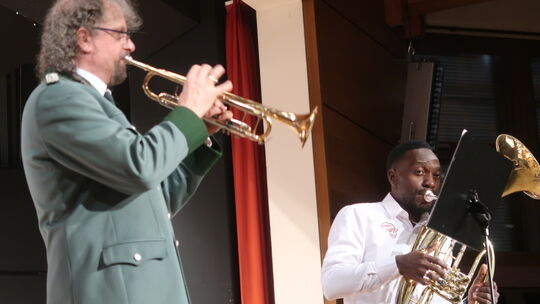 Im Duett: Der neue Dirigent André Becker (links) und sein Freund und Gastmusiker Francis Kamela aus Uganda.