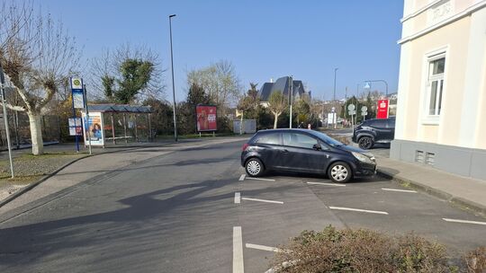 Eine nicht unerhebliche Gefahrenstelle der aktuellen Verkehrsführung für Radfahrer sind die senkrecht zum Straßenverlauf liegend