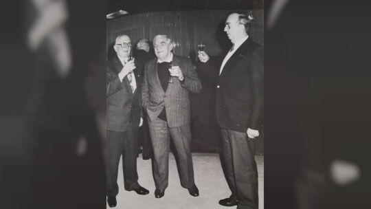 Jürgen Pankatz (rechts) im Jahr 1990 mit dem damaligen Präsidenten der Liedertafel, Paul Kramarek (links), und Prof. Rudolf Desc