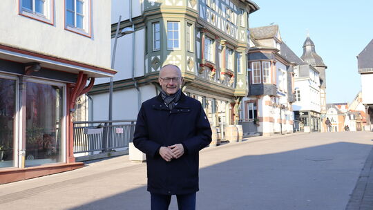Helmut Martin mitten in seiner Heimatstadt Bad Kreuznach. Zu seiner Arbeit als Politiker gehöre vor allem eins, sagt er: "Man mu