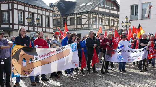 Auf Spruchbändern drückten die ZF-Mitarbeiter beim Demo-Zug in Ahrweiler ihre Gefühle aus.