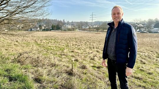 Stadtbürgermeister Michael Merz vor dem Neubaugebiet Fuchshohl 2. Trotz attraktiver Lage stockt die Vermarktung der Grundstücke