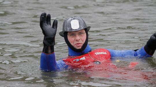 Thomas Schenk ist einer der Rettungsschwimmer, die sich seit Jahren beim Neujahrsschwimmen in die Fluten der Mosel stürzen.