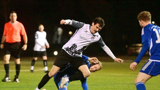 Oberzissens Jan Loosen (weißes Trikot), hier beim 1:1 bei der SG Westum/Löhndorf, wird beim ersten Heimspiel des Jahres nicht fü