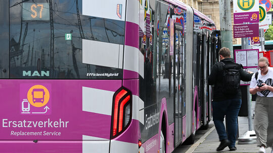 Die Farbe „Verkehrspurpur" ist für alle Ersatzbusse der Deutschen Bahn einheitlich. Das gilt auch für den alternativen Verkehr