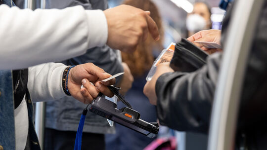 Eine Sprecherin der Bahn kündigt "stichprobeartige" Kontrollen in den Bussen an (Symbolbild).
