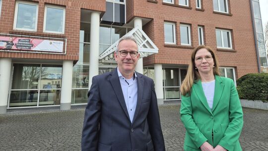 Andreas Frank, Vorsteher des Finanzamtes Neuwied, und Wiebke Thelen, ständige Vertretung der Amtsleitung, haben die Steuerzahlen