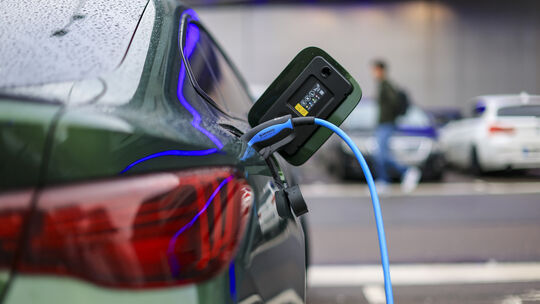 E-Autofahrer haben in Birkenfeld aktuell Zugang zu einer Ladeseäule, doch die soll im kommenden Jahr abgebaut werden.