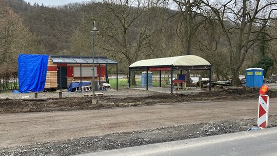 Gut erreichbar ist anders. Doch trotz Baustelle kann man ab nächsten Dienstag am Moselimbiss in Pommern schon Bratwurst und Pomm