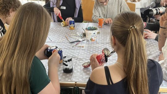 Die Konfirmanden und Konfirmandinnen bauen in Winningen Lochkameras.