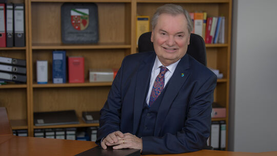 Karsten Fehr, Bürgermeister der VG Unkel, verabschiedet sich Ende Juni 2027 nach 15 Jahren von seinem Amt. Am 8. November 2026 w