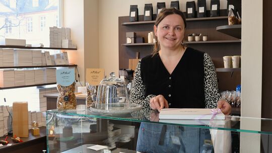 Für den Sommer hat sie weitere Pläne: Auf dem kleinen Platz zur Liebfrauenkirche wird sie an Tischen und Stühlen Kaffeespezialit