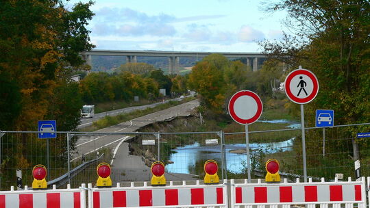 So sah es nach der Flut an der B266 Engestelle Heimersheim aus.