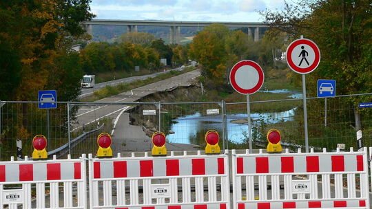 So sah es nach der Flut an der B266 Engestelle Heimersheim aus.