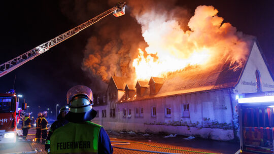 Im Oktober 2023 stand das ehemaliger Weingut Rademacher in der Cochemer Pinnerstraße lichterloh in Flammen. Übrig blieb nurnoche