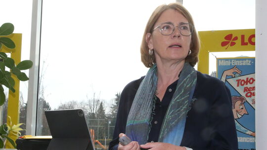 Die Psychoonkologin Petra Heusler von der Krebsgesellschaft erläutert Einzelheiten des Projekts "Mama/Papa hat Krebs". Zum Jubil