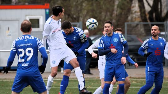 Hier sieht es im Hinspiel im November zwischen dem FC Metternich (in Blau) und dem HSV Neuwied noch gut aus, aber dann schneite