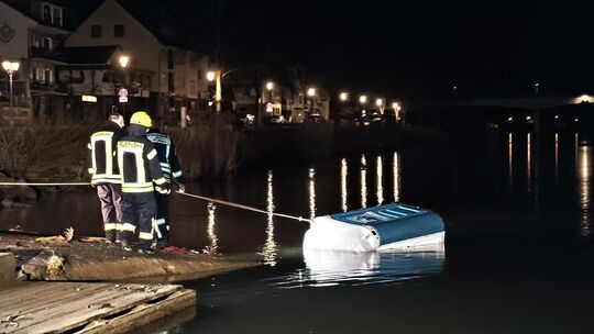 Hier fischt die Feuerwehr in Zell-Kaimt ein Dixie-Klo aus der Mosel. Kuriose Einsätze dieser Art gibt es immer wieder.
