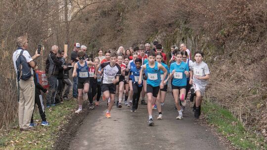 Ein dichtes Gedränge gab es bei den Starts des Eduard-Steiner-Crosslaufs in Hahnenbach. Auch die Schüler suchten sich direkt ein