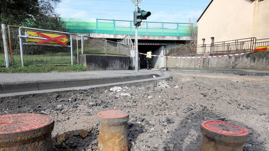 An der Bahnbrücke in Block wird gearbeitet.