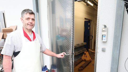 Fleischermeister Ralf Muscheid ist in seinem Betrieb in Straßenhaus zum zehnten Mal Opfer von Einbrechern geworden. Die unbekann