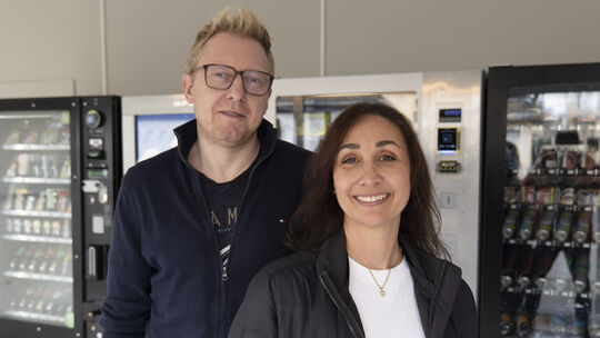 Vermieter Marc Schaufler (links) und Betreiberin Michaela Zander-Gazillo freuen sich über die Wiederbelebung des Kiosk in der Ro