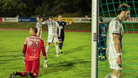Im Hinspiel führte die SG 2000 Mülheim-Kärlich daheim gegen den SV Eintracht Mendig (weiße Trikots) bereits mit 4:0. Dann kam de