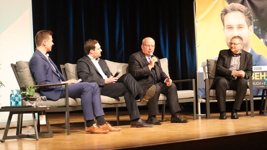 Zu einem Diskussionsabend hatte der CDU-Stadtverband in die Betzdorfer Stadthalle geladen. Stadtbürgermeister Johannes Behner (2