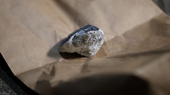 Ein Meteorit ist im Koblenzer Stadtteil Güls in ein Hausdach eingeschlagen. Gesichtet wurde die Lichterscheinung unter anderem i