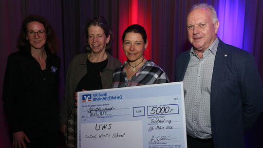 Nina Weidenbach von der Stiftung Fly & Help, Amelie von Borries (UWS Germany) und Nina Keul freuten sich über die Spendensumme i