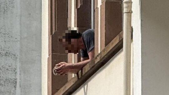 Bei einem Polizeieinsatz in Bad Bertrich im August 2025 ist der 37-Jährige derart gewalttätig, dass sich die Beamten zunächst au