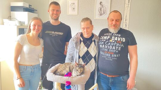 Die Pflegeeltern Fabienne und David Moog (links) mit den Adoptanten Nicole und Daniel Jung. Katze Hope ist nun im neuen Zuhause