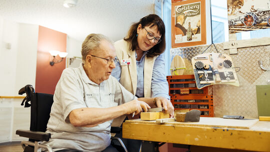 Sinnvolles Beschäftigen mit Handfertigkeiten, die alte Menschen noch gut beherrschen, gibt dem Tagesablauf Struktur.