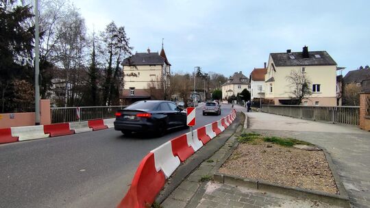 Die Aarbrücke an der Bismarckstraße: rechts eine der beiden Stellen, an denen ein gesunder Alleebaum Bauarbeiten weichen musste