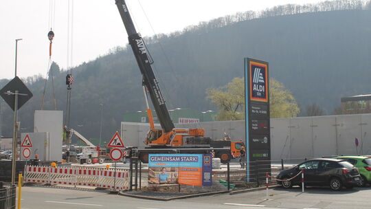 Auf einem Abschnitt des Aldi-Parkplatzes wird zurzeit der neue Rossmann-Markt in Nassau gebaut. Er soll im September eröffnet we