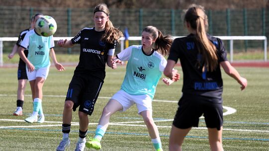 Die B-Juniorinnen der SG Wienau (schwarze Trikots) hatten gegen die SG 99 Andernach alles im Griff und feierten in Großmaischeid