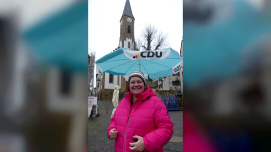 Auffallend: Ein strahlendes Lächeln und die pinkfarbene Jacke. Isabel Steinhauer-Theis ist seit über 20 Jahren politisch engagie