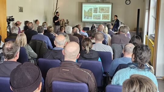 Gut besucht war das Bürgerforum im neuen Nationalparkamt am Bunker Börfink. Nach den Vorträgen und in den Pausen wurde eifrig zw