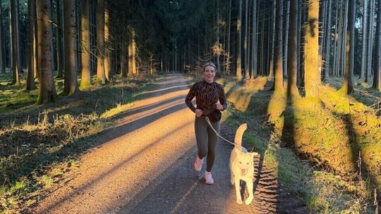 Beim Laufen im Wald mit Akita-Labrador-Hündin Luna kann Kathrin Hoffmann, FDP-Kandidatin für den Landtag, am besten entspannen. Beim Laufen im Wald mit Akita-Labrador-Hündin Luna kann Kathrin Hoffmann, FDP-Kandidatin für den Landtag, am besten entspannen.