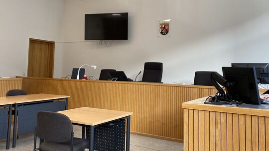 Blick in den noch leeren Sitzungssaal, in den der Angeklagte von Justizbeamten der JVA Rohrbach mit dreistündiger Verspätung geb