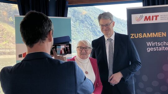 Bundesverkehrsminister Patrick Schnieder gab sich auf einer Schifffahrt auf dem Mittelrhein nahbar und gut gelaunt.