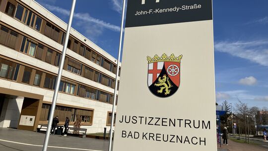 Vor dem Landgericht Bad Kreuznach müssen sich zwei Angeklagte aus der Verbandsgemeinde Kastellaun wegen Drogenhandel verantworte