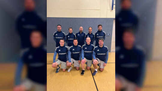 Der TV Weisel sieht sich im Feld der 35er als Außenseiter. Das Team von den Loreleyhöhen, hinten von links: Christian Kern, Jan