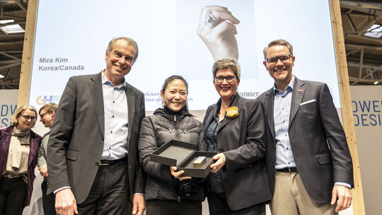 Preisverleihung Herbert-Hoffmann-Preis auf der Sonderschau "SCHMUCKmünchen": (von links) Dr. Markus Eder, Mira Kim, Barbara Schm Preisverleihung Herbert-Hoffmann-Preis auf der Sonderschau "SCHMUCKmünchen": (von links) Dr. Markus Eder, Mira Kim, Barbara Schm
