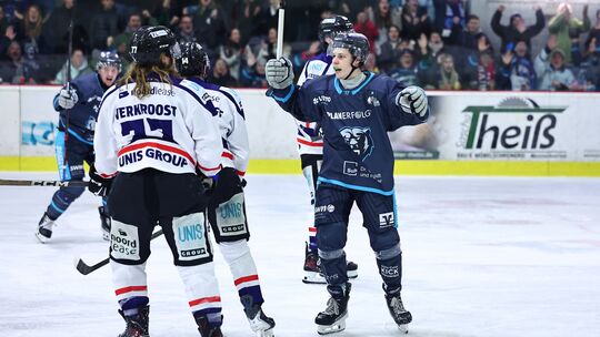 Christian Sprez (rechts) erzielte für den EHC Neuwied das 5:4 im Heimspiel gegen Heerenveen. Den Bären fehlt damit nur noch ein