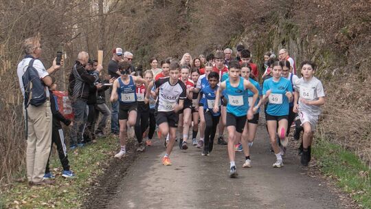 Beim Abschluss der Nahe-Crosslauf-Serie in Hahnebach liefen unter anderem Jonathan Leiss (Nummer 48) vom TSV Emmelshausen und Va