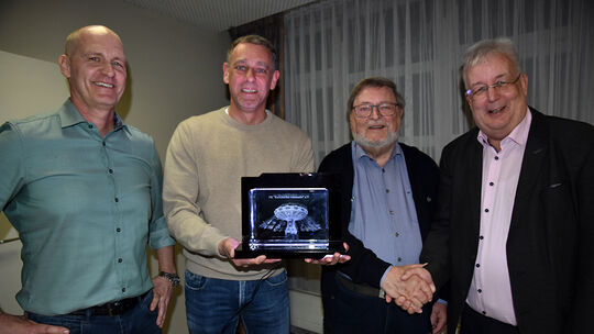 Zum Abschied gab es für den langjährigen Vorsitzender des Freundeskreis Kreiznacher Jahrmarkt und frisch gekürten Ehrenvorsitzen