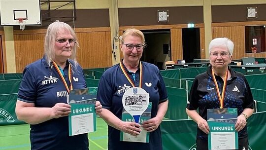 Siegerehrung: Elfriede Stephan (Mitte) ist die beste Tischtennisspielerin über 65 Jahre im Südwesten Deutschlands.