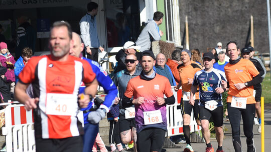 Durch das Spalier vieler Zuschauer geht es für die Distanzläufer beim Naheland-Lauf, wenn sie das Stadion Salinental passieren.