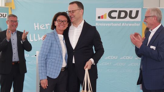 Herzlich bedankten sich Vertreter des CDU Kreisverbandes Ahrweiler bei Jens Spahn, Vorsitzender der CDU/CSU-Bundestagsfraktion,